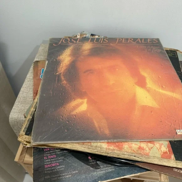 NEW VICTROLA WITH VINYL RECORDS AT ONLY 50us
